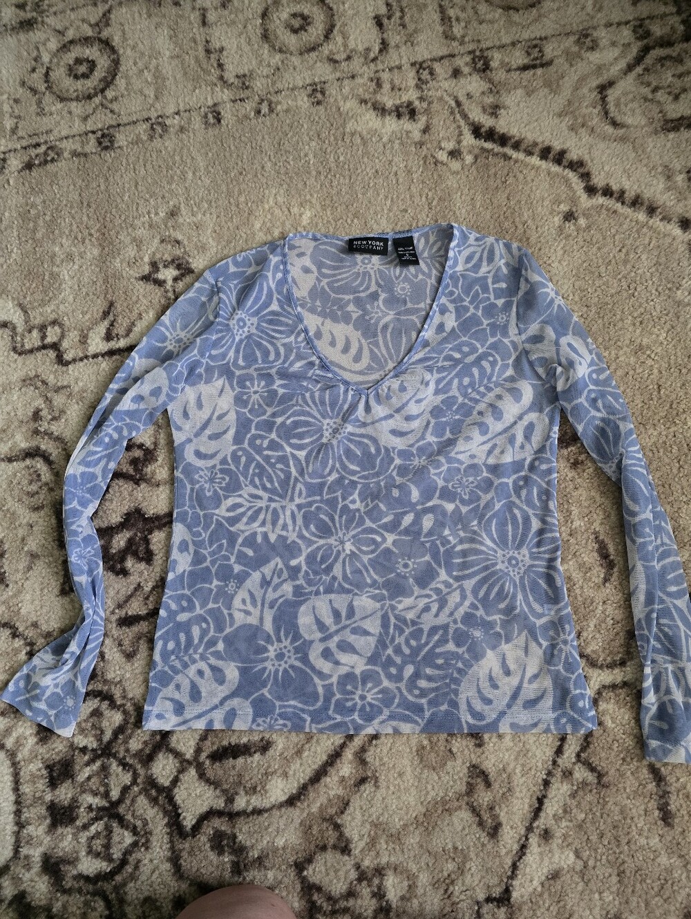 New York & Company Light Blue Floral V-Neck Long Sleeve Top
